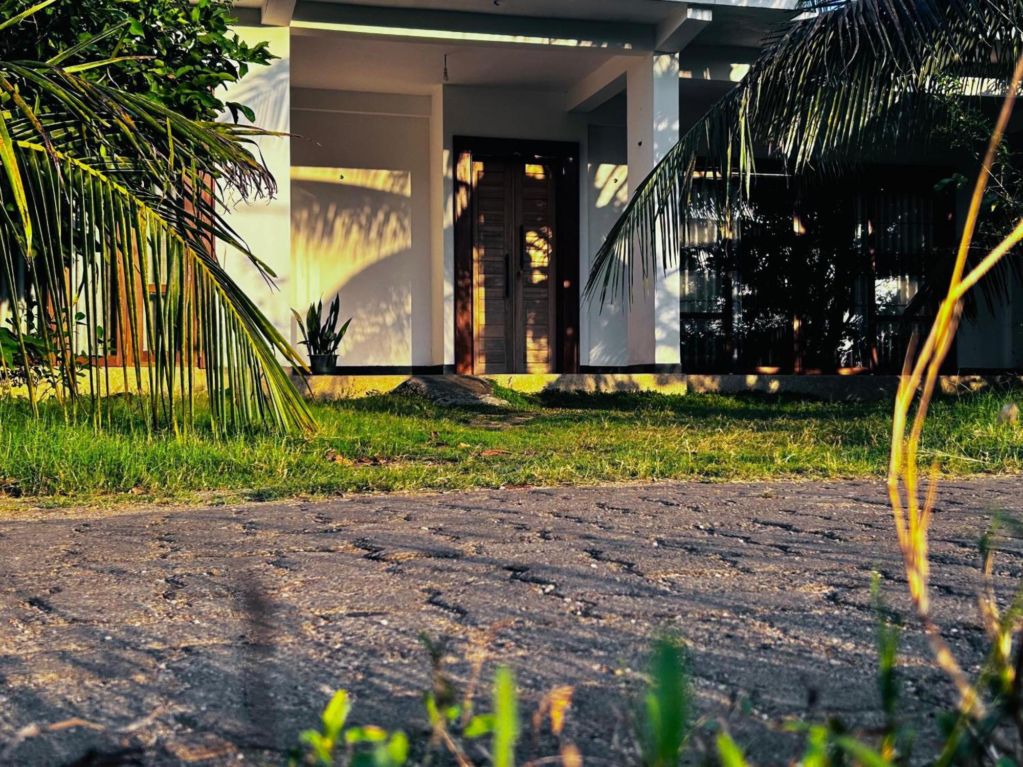 Windy Villa Полонарува Екстериор снимка